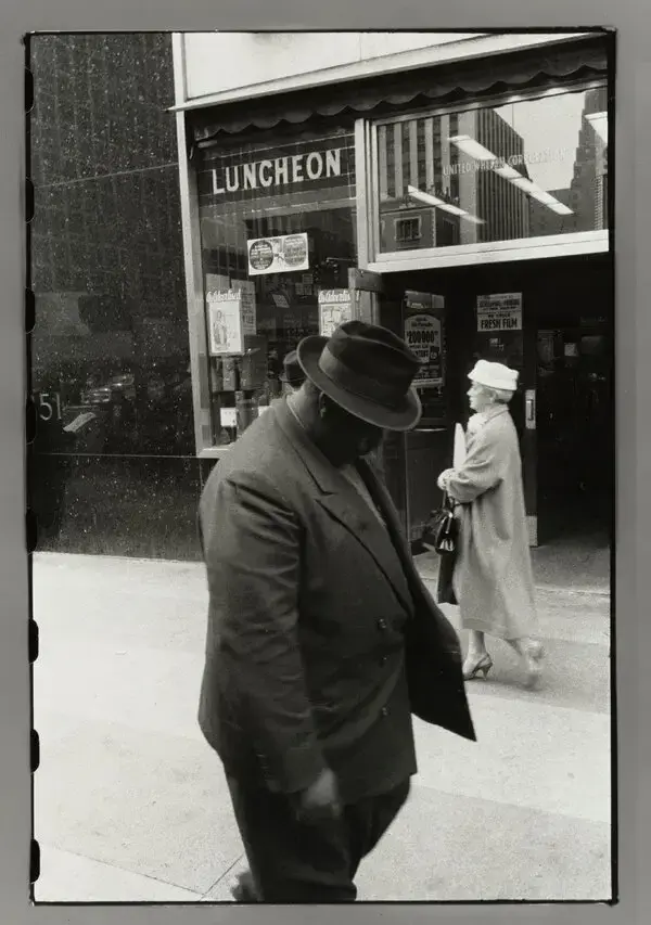 “From the Bus, New York” 1958, Album: Robert Frank and «The Americans»