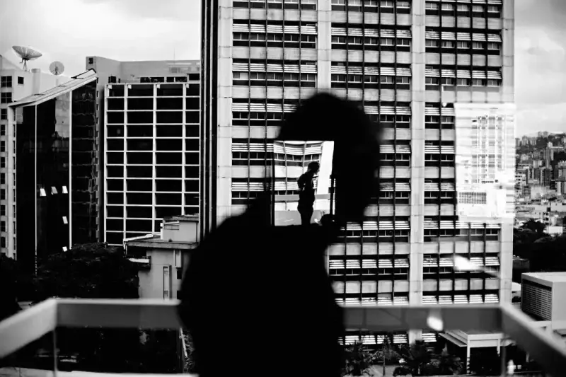 Reflection in window in Altamira. Caracas, Venezuela. 2006 © Christopher Anderson, Альбом: Christopher Anderson, Capitolio