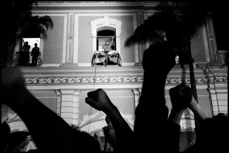 After winning a referendum on his presidency, President Chavez appears from the Presidential Palace before supporters. Caracas, Venezuela. August, 2004 © Christopher Anderson, Альбом: Christopher Anderson, Capitolio