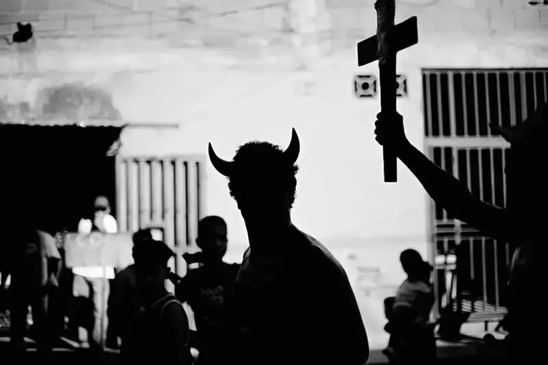A man in a devil costume runs around the streets of La Vega before a rally for Chavez. The act is to make fun of the idea of the "red devil of socialism". Caracas, Venezuela. 2006 © Christopher Anderson, Альбом: Christopher Anderson, Capitolio