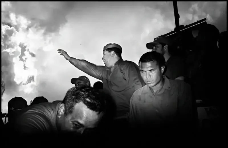 President Hugo Chavez and entourage. Caracas, Venezuela. 2006 © Christopher Anderson, Альбом: Christopher Anderson, Capitolio