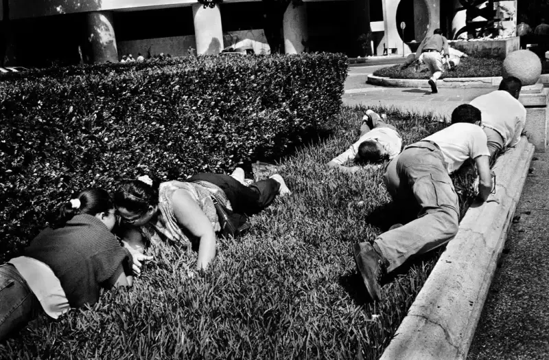 Following a referendum vote on Chavez's presidency, people take cover as supporters of Chavez fire into a crowd of opposition protesters; one person was killed and several were wounded. Caracas, Venezuela. 2004 © Christopher Anderson, Альбом: Christopher Anderson, Capitolio