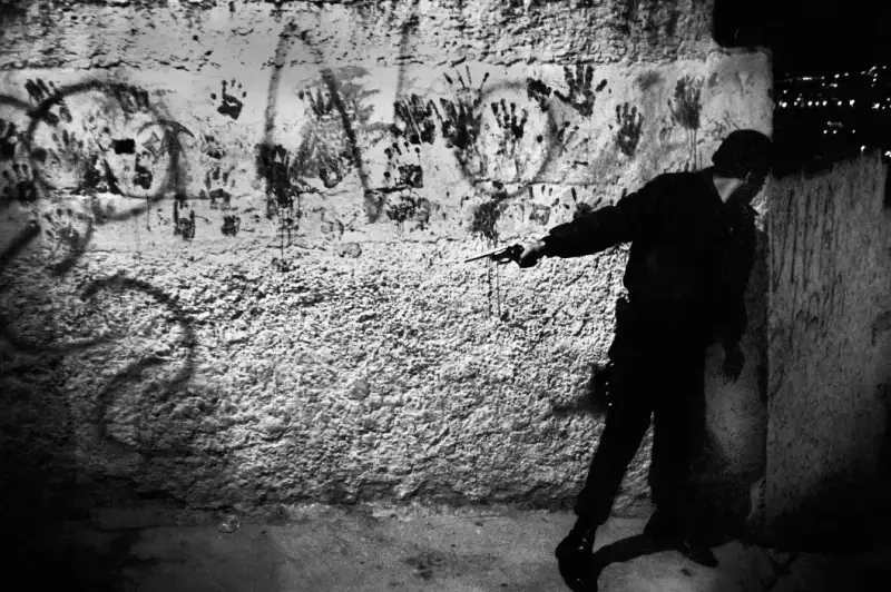 Gun battle between Metropolitan Police and gangs from gang-controlled neighborhood of Catia, one of Caracas' sprawling slums. The police patrols, either on foot or motorcycles, searches regularly for weapons and drugs.  Caracas, Venezuela. August, 2004 © Christopher Anderson, Альбом: Christopher Anderson, Capitolio