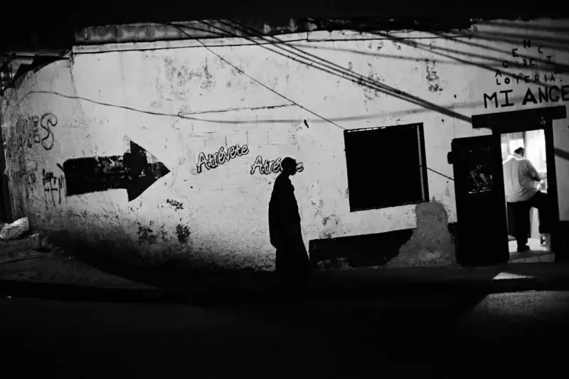 Street scene on the mean streets of Caracas at night. Caracas, Venezuela. 2006 © Christopher Anderson, Альбом: Christopher Anderson, Capitolio