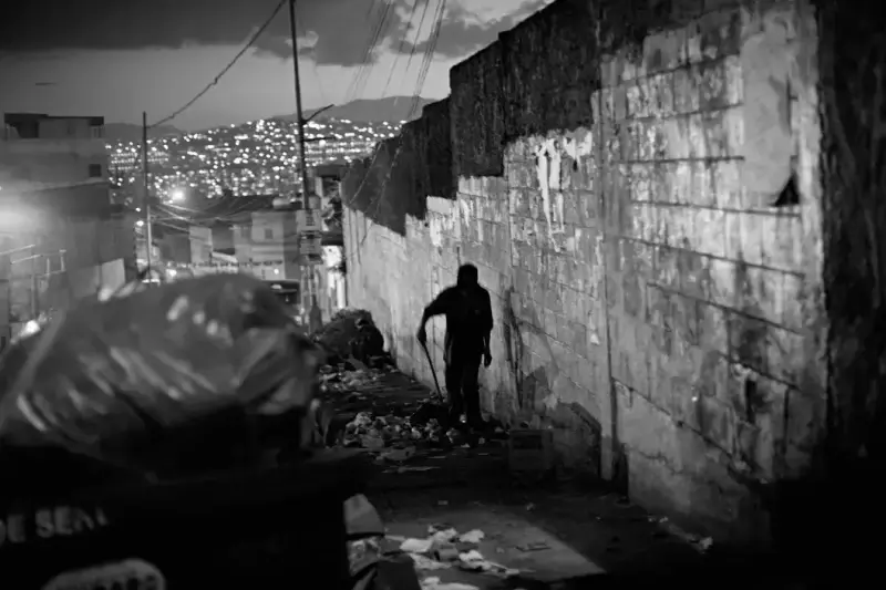 The mean streets of Caracas at night. Caracas is plagued by violent crime, and many Venezuelans live in fear at night. Caracas, Venezuela. 2006 © Christopher Anderson, Альбом: Christopher Anderson, Capitolio