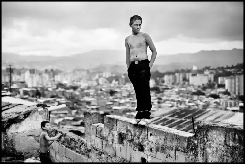 Boys playing in a slum overlooking Caracas. Caracas, Venezuela. 2007 © Christopher Anderson, Альбом: Christopher Anderson, Capitolio