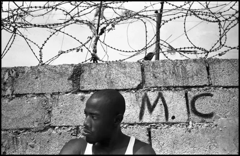 David is a tough, young Haitian who dreams of  reaching America. He is willing to risk his life to leave Haiti. David dreams of becoming a rapper. He says his home in Haiti is like a prison for him. Haiti. 2000 © Christopher Anderson, Альбом: Christopher Anderson, Haiti. Immigrants Trip to America.