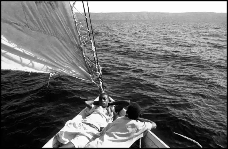 Crew members take a break on the deck as the 'Believe in God' sets sail. Haiti. 2000 © Christopher Anderson, Альбом: Christopher Anderson, Haiti. Immigrants Trip to America.