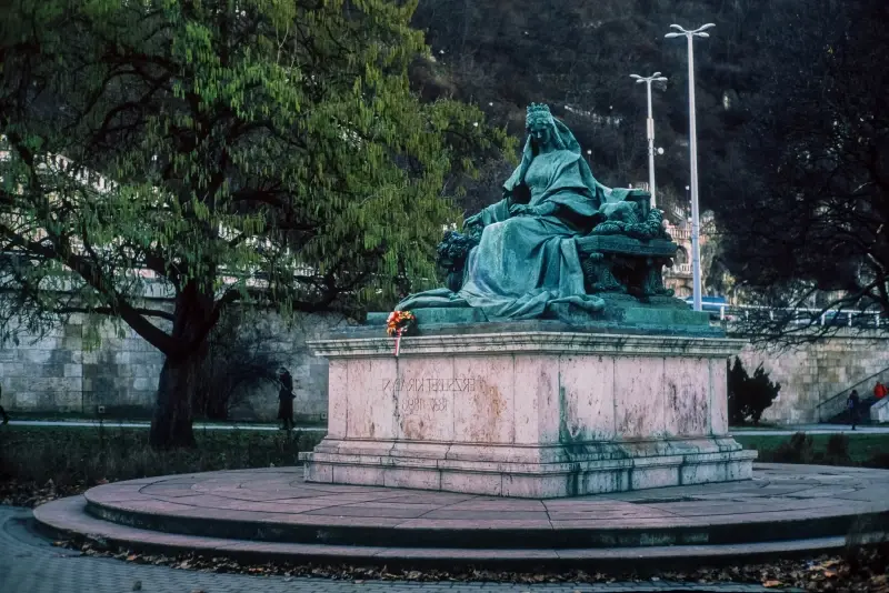 Budapest, Hungary — Statue of Elizabeth Queen of Hungary — photo captured with LS-5000