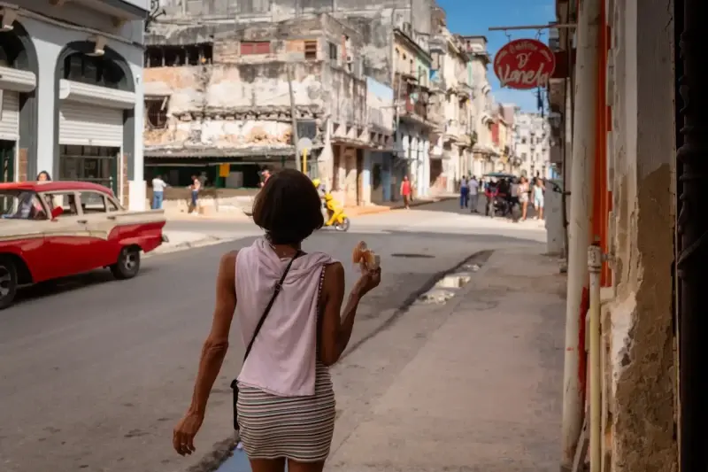 Old Havana, Havana, Cuba — The observer observing the observer — photo captured with LEICA SL (Typ 601), VARIO-ELMARIT-SL 1:2.8-4/24-90 ASPH.
