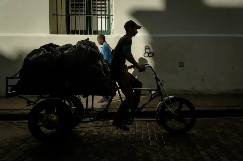 Old Havana, Havana, Cuba — The observer observing the observer — photo captured with LEICA SL (Typ 601), VARIO-ELMARIT-SL 1:2.8-4/24-90 ASPH.
