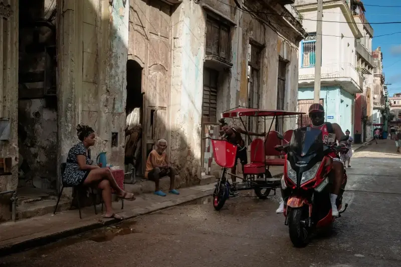 Old Havana, Havana, Cuba — The observer observing the observer — photo captured with LEICA SL (Typ 601), VARIO-ELMARIT-SL 1:2.8-4/24-90 ASPH.
