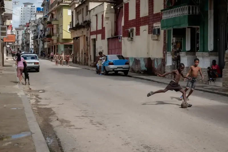 Old Havana, Havana, Cuba — The observer observing the observer — photo captured with LEICA SL (Typ 601), VARIO-ELMARIT-SL 1:2.8-4/24-90 ASPH.