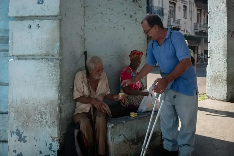 Old Havana, Havana, Cuba — The observer observing the observer — photo captured with LEICA SL (Typ 601), VARIO-ELMARIT-SL 1:2.8-4/24-90 ASPH.