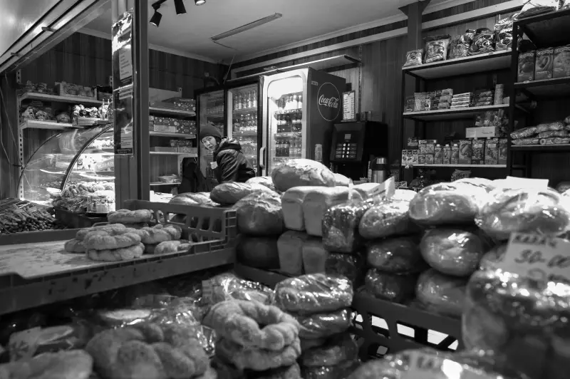 Chernivtsi, Chernivtsi Oblast, Ukraine — Зимовий ринок — photo captured with M Monochrom, Leica Summicron-M 50mm f/2 (III)
