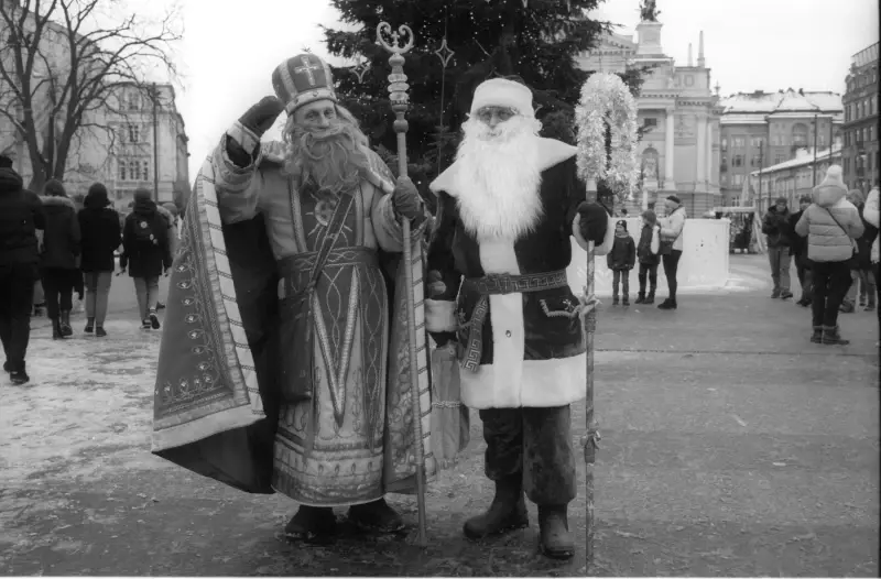 Plosha Rynok, Lviv, Lviv Oblast, Ukraine — Winter in Lviv — photo captured with LS-4000